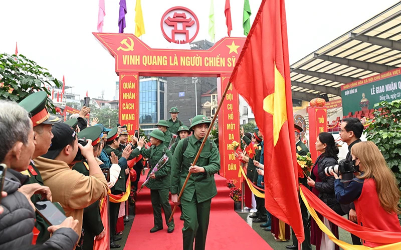 Các tân binh quận Đống Đa (Hà Nội) đi qua Cổng Vinh quang trong niềm tự hào. (Ảnh THẾ ĐẠI)